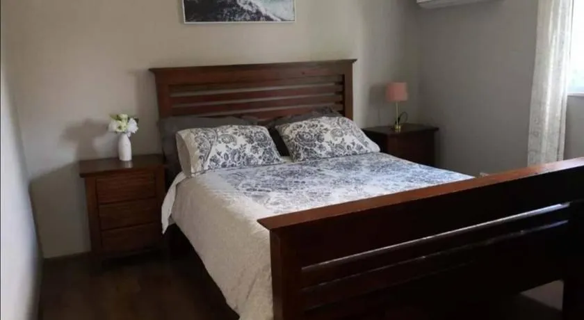 Roomy rosegarden flat in Roselands - Image 1