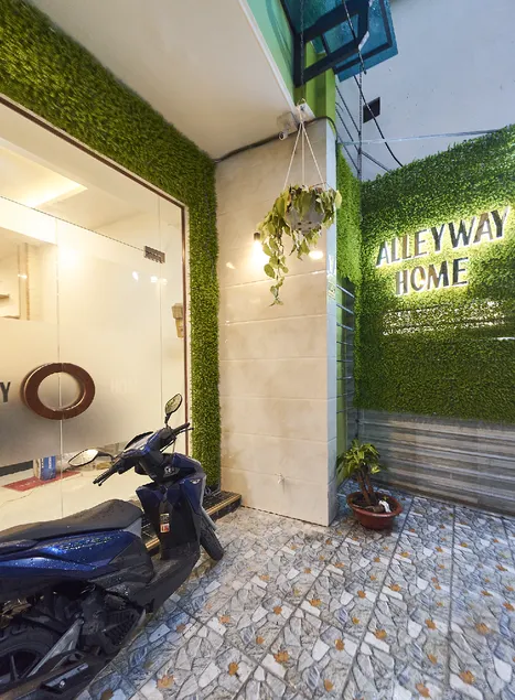 Alleyway home - Image 1