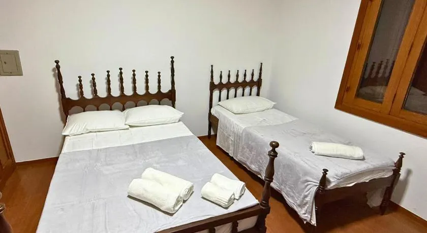 Quarto 02 - 3 Pessoas - Conforto e Localização - Image 1