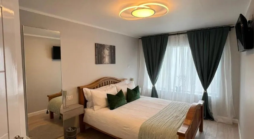 Private Entrance En-suite - Image 1
