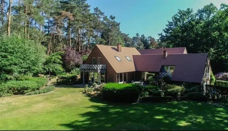 Silk and Stone Manor - Image 1