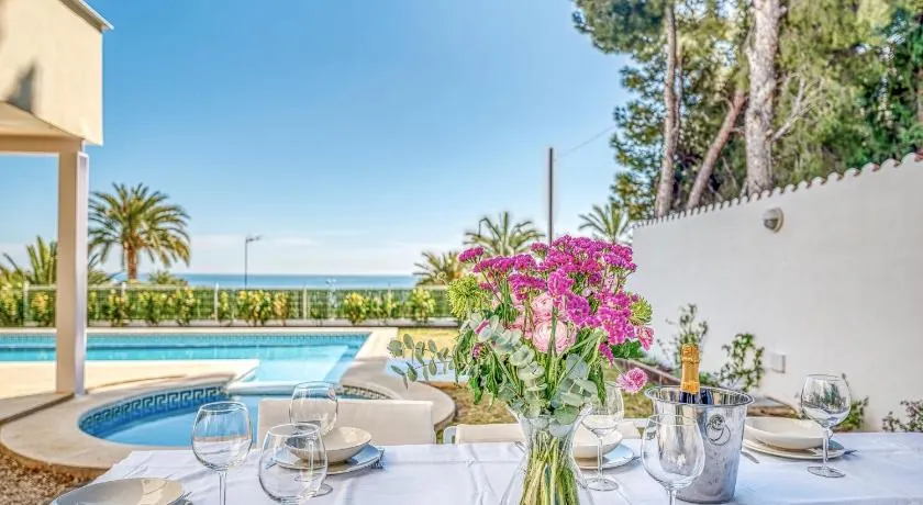 Preciosa villa con piscina, jardín y vistas al mar WIFI - Image 1