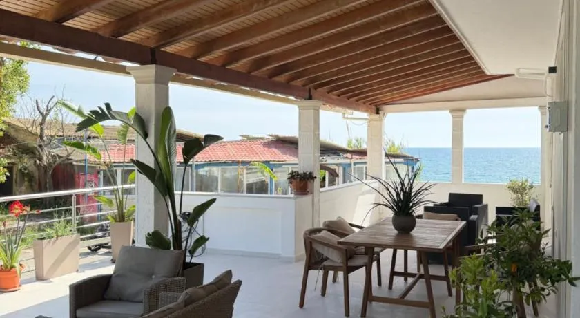 Marea Blue Seaview Apartments of Santa Barbara - Image 1