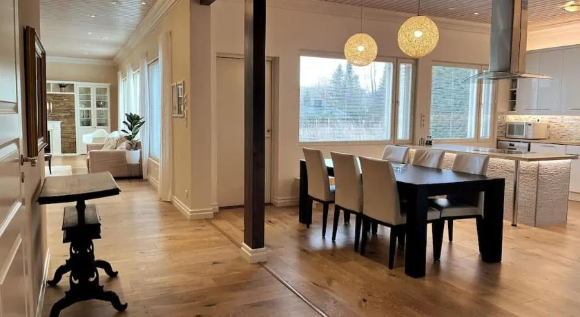 Stunning 5BR 16 Bed Home with Finnish Sauna & Jacuzzi 340 m2 - Image 1