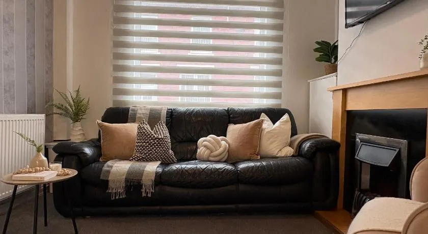 Spacious 2-Bedroom House in Wallasey by Eason Stays, Ideal for Families & Business Travellers with Free Parking and Easy Access to Liverpool - Image 1