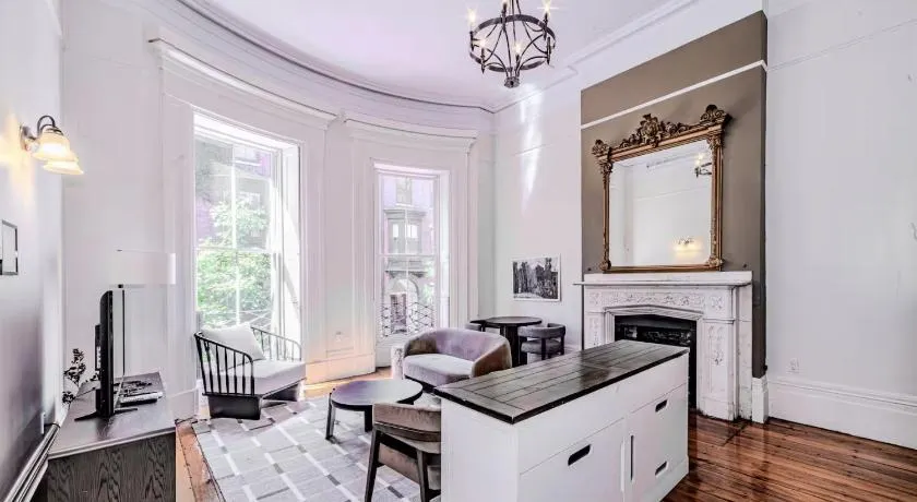 Beacon Hill Charm - Image 1