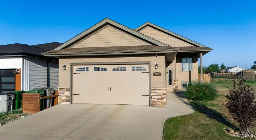 Spacious 4BR with King Suite - Garage - Netflix - Image 1