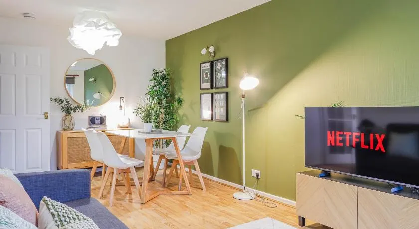 Samantha Suite I Chic 2BR Bungalow I Sleeps 6 I Near Cardiff City Centre I Principality Stadium I Cardiff Castle I Cardiff University I WiFi I Parking and Easy Access to Barry Island - Image 1