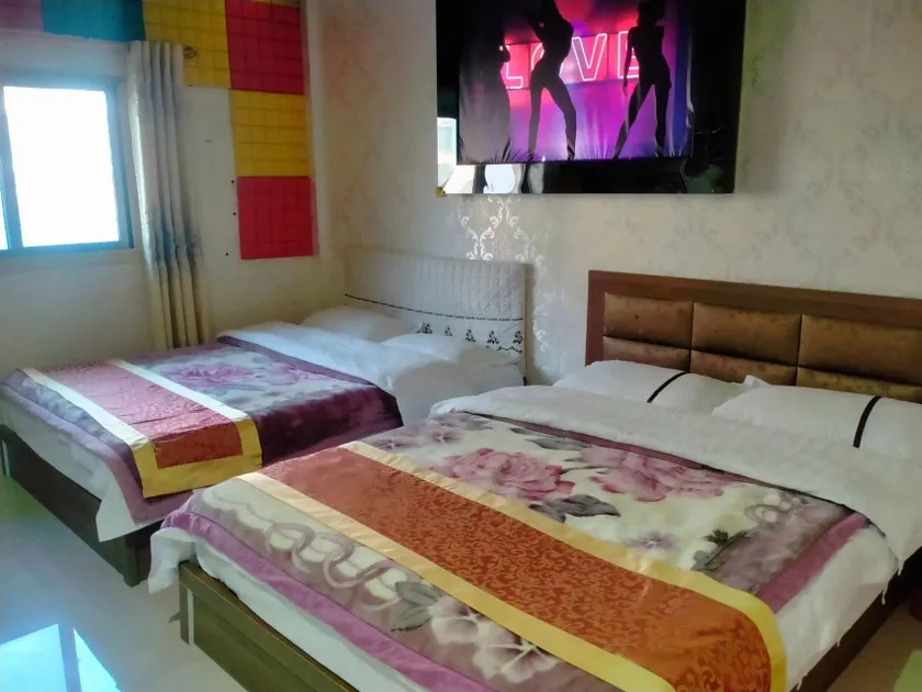 Hongfuyuan Business Hotel Accommodation - Image 1