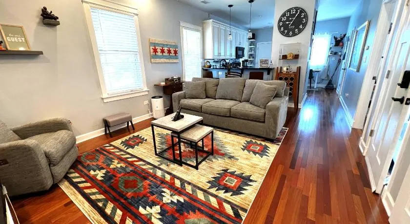 Cozy Chicago Apartment next to the River - Image 1