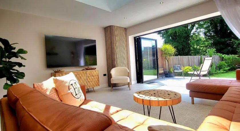 Modern Luxury Home with Spacious Garden close to Warner Bros Studio - Image 1