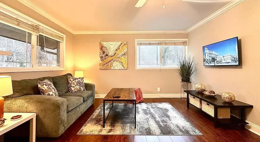 Stylish Modern Apt Near Northside Hospital - Image 1