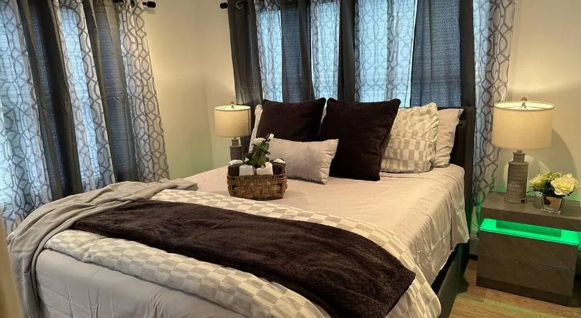 Private Garden Suite in Bayshore - Image 1