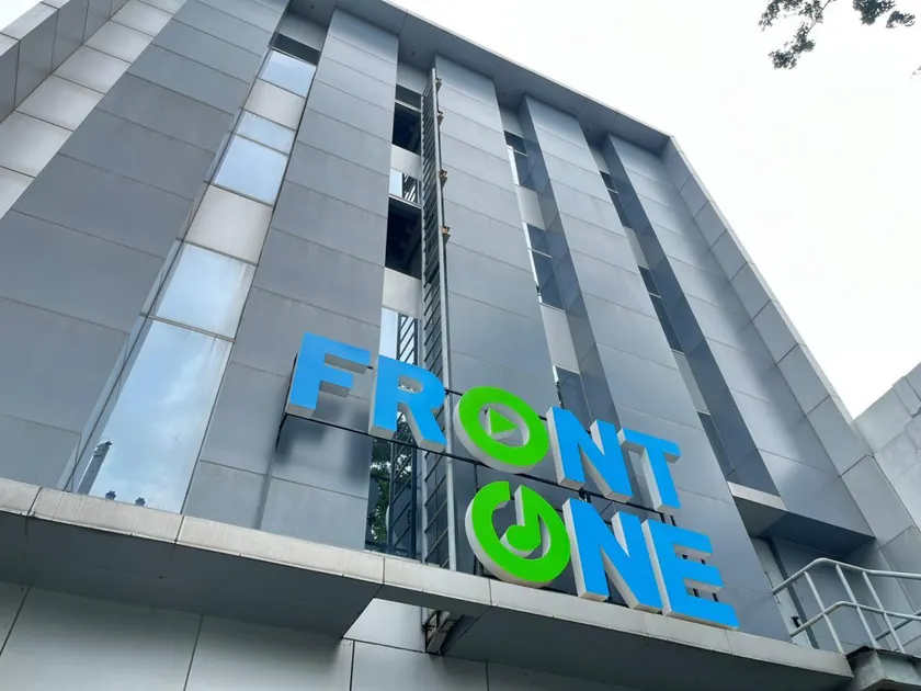Front One Hotel Gresik - Image 1