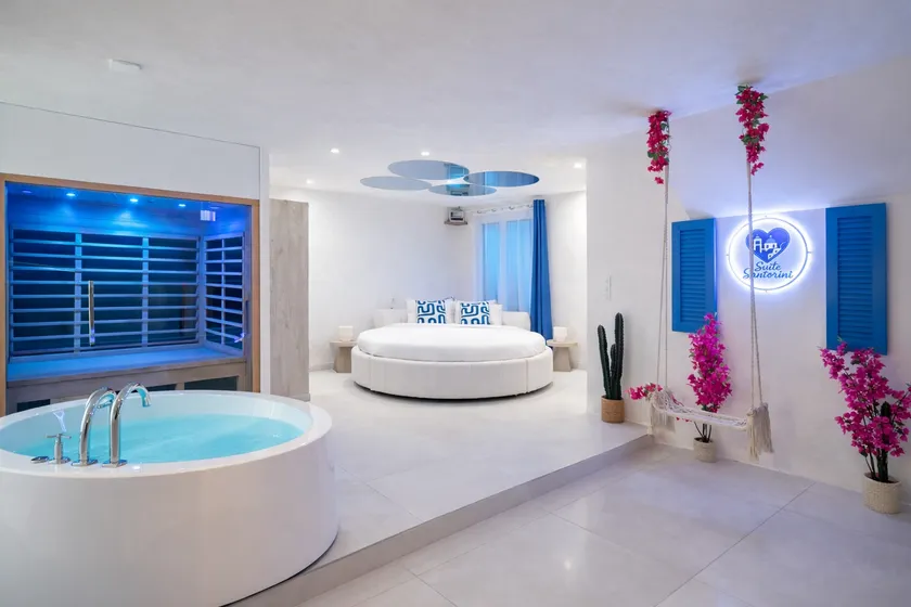 Suite romantique Santorini avec Balnéo & Sauna - Image 1