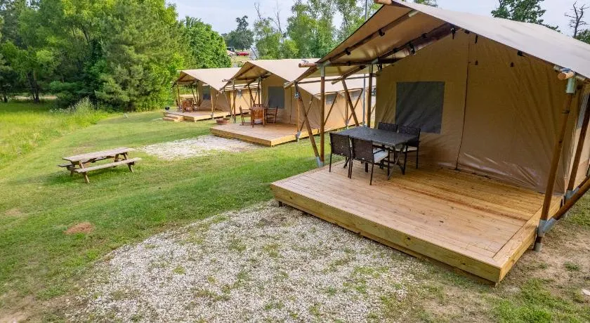 Find a Gentle, Cozy Retreat Beside Lake Livingston - Image 1