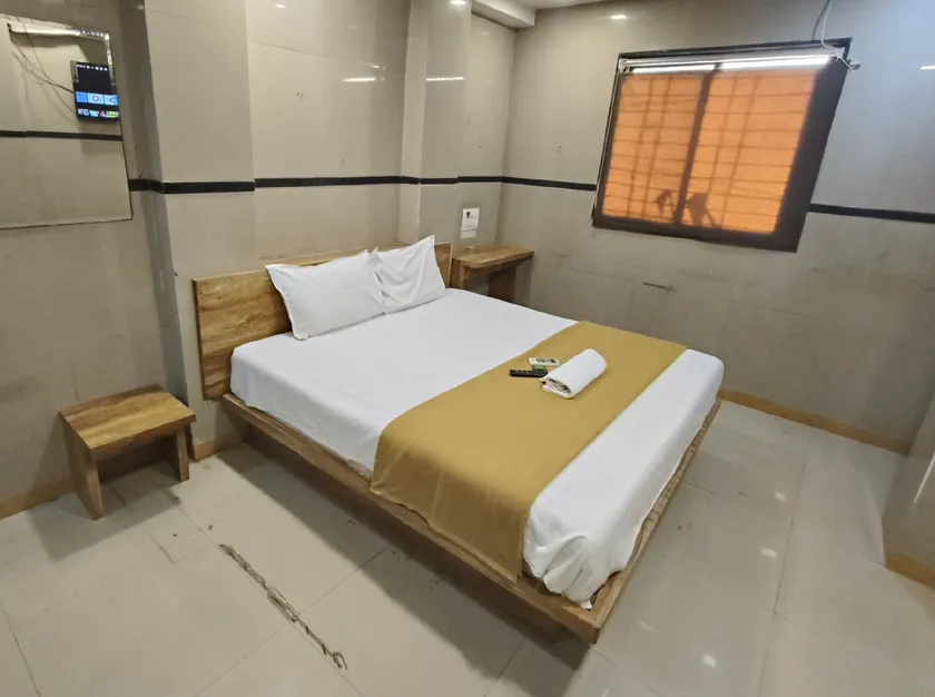 Hotel Sri Lodge Kalyan - Couple Friendly Hotel - Image 1