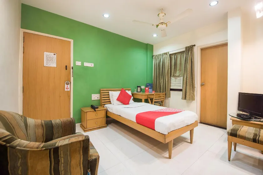 OYO 38598 The Executive Inn - Image 1