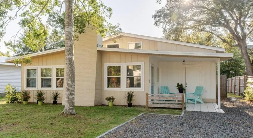 Charming 1960s Cottage, 5 Min Walk to Beach and Shops - Image 1