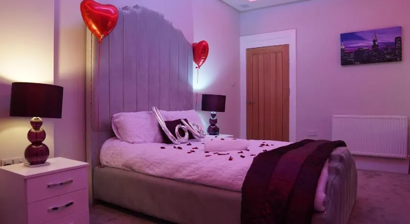 1 Bed Flat - Sleeps 2 - Hot Tub - Parking - Wifi - Image 1