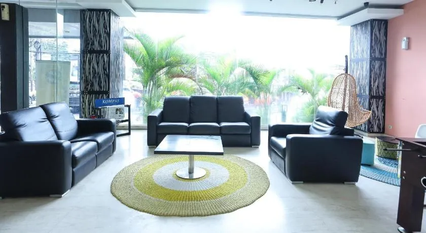 Super OYO Townhouse OAK Hotel Fiducia Pondok Gede - Image 1