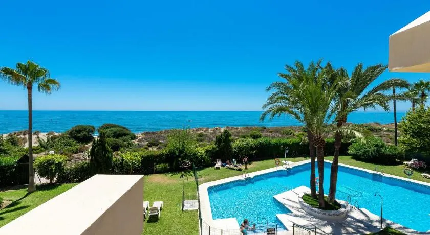 Ferienwohnung 'Sea Front Beach Studio' mit Meerblick, WLAN und Klimaanlage - Image 1