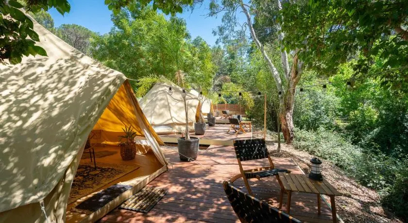 Castlemaine Gardens Luxury Glamtainer - Image 1