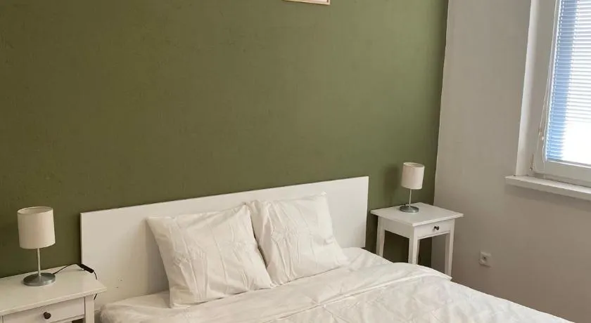 Cozy, bright room with free parking - Image 1