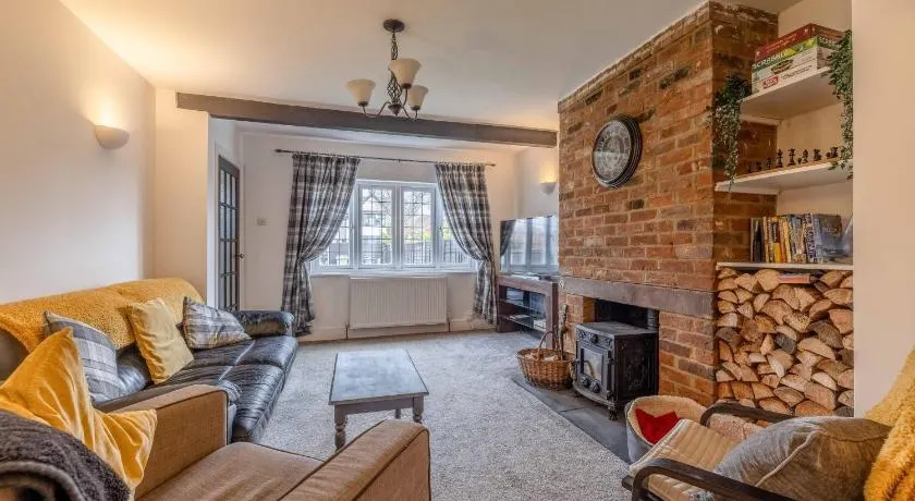 COSY HOME NEAR DORNEY, WINDSOR & Free Parking - By Tempstay - Image 1
