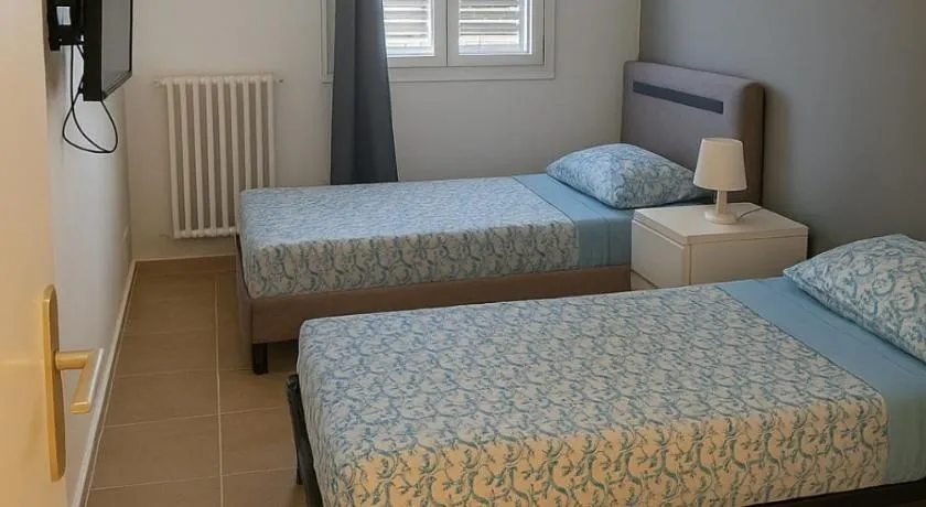 Chambre privative rénové 2024, climatisation, tramway sur place , 12 min centre, 16 min plage, aperçu latéral mer, 2 wc avec 2 salle de bain, private room renovated 2024, air-conditioned , tram on spot, 2 toilets and 2 bathrooms - Image 1