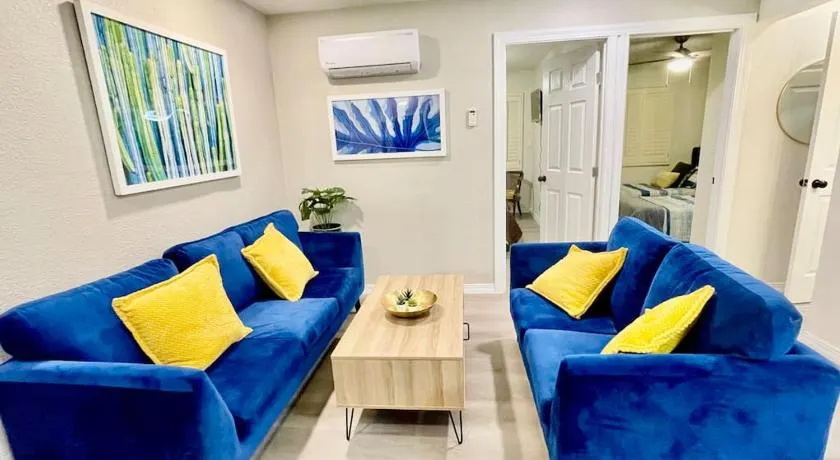 Apartment C, Restful,Cozy, close Sunland Park Mall - Image 1