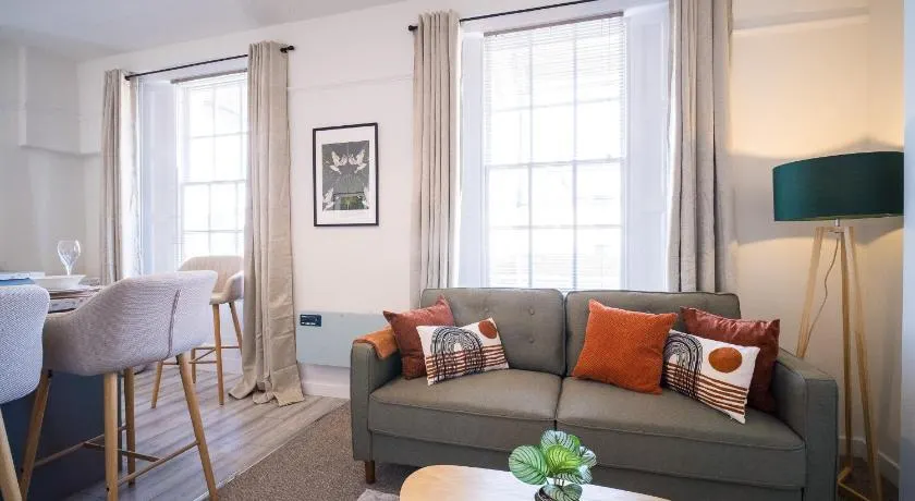 Gloucester Apartments x 3 FREE Parking & short walk to the University & Hospital - Image 1