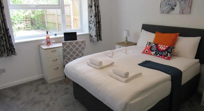 The Cambridge Suites - Tas Accommodations - Image 1