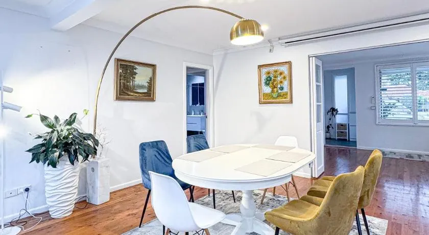 Spacious 4 Bedroom Home with Swimming Pool and Free Parking - Image 1