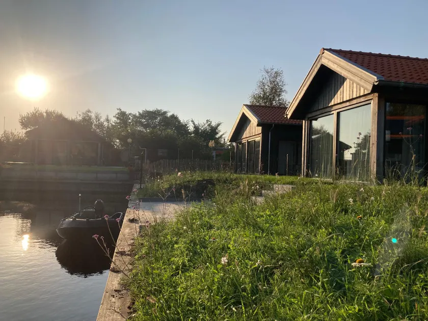 4 pers house with on a dutch chanel - Image 1