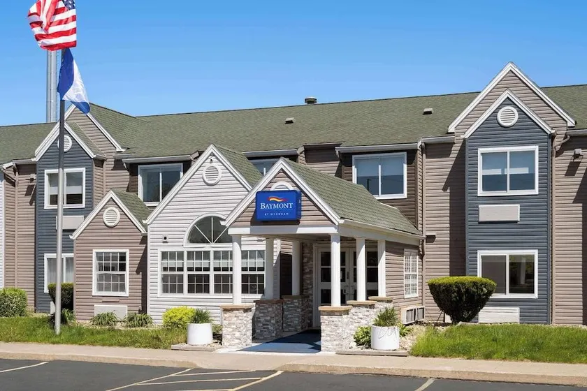 Days Inn & Suites by Wyndham Boardman - Image 1