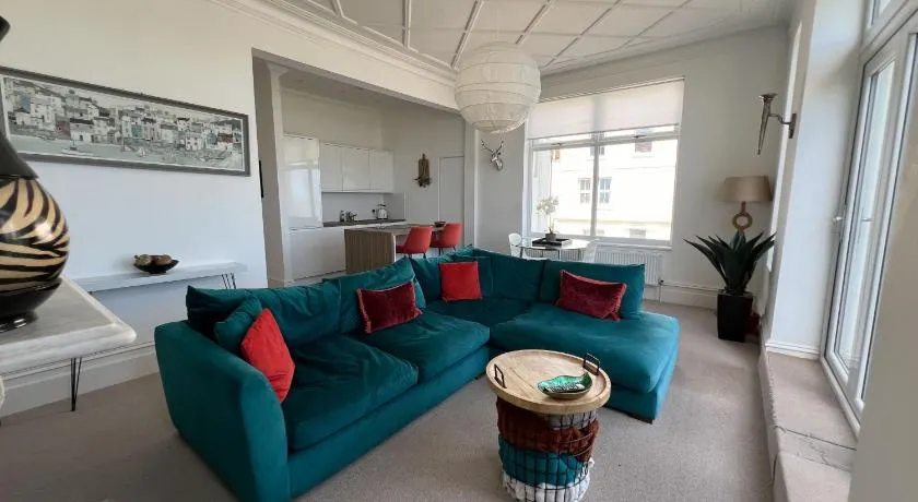 Stunning 2 Bed Apartment with Sea Views - Image 1