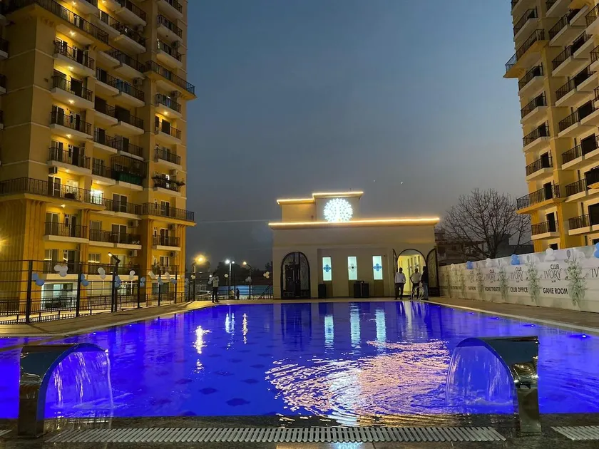Spacious 3 bedroom Flat with essential amenities - Image 1