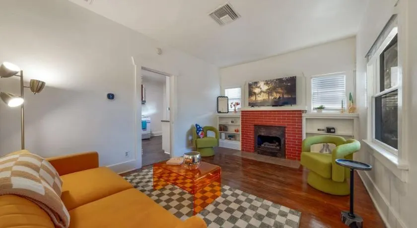Close to U of A, Stylish and Cozy, 1 BR 1 BA, Porch - Image 1