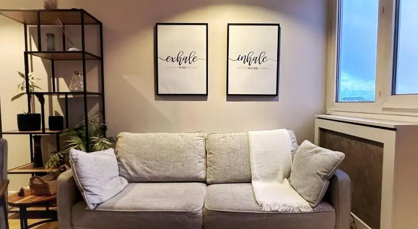 Le Lolive modern 2P apartment in Pantin - Image 1