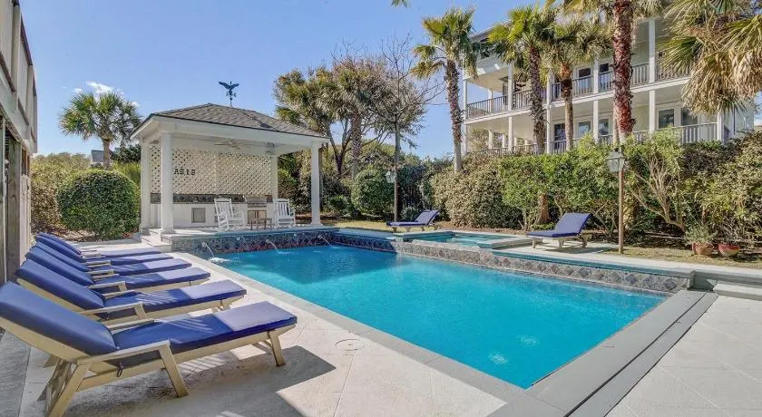 Nouvelle liste de deuxième rangée! Présentation de Endless Summer. 5BR exquis avec une immense piscine / spa oasis. Les invités pour la première fois reçoivent une carte d'épicerie de 200 $ et un crédit de 250 $ sur l'équipement de plage. Animaux consi... - Image 1