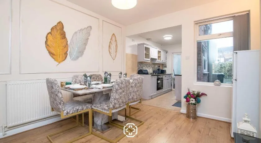 Modern 2 Bed Home in Birmingham by Amber Stays Perfect for Small Groups and Business Stays Sleep 6 - Image 1
