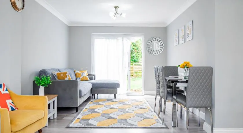 Stunning Place, close to Windsor & Heathrow & Private Parking - Image 1