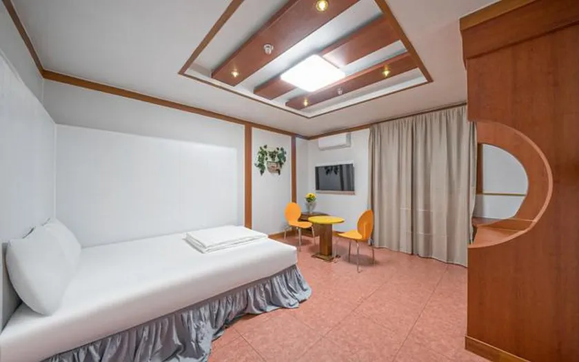 Gumi Toya Motel - Image 1