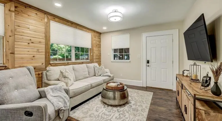 Cozy Riverside Villa - Walkable to Bars & Restaurants - Image 1