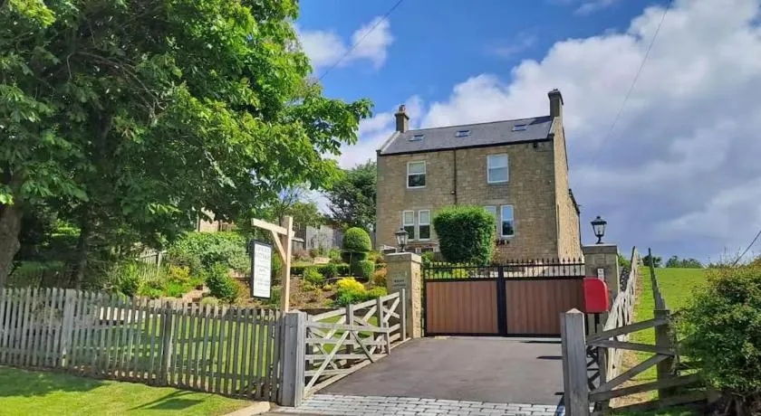 House Sleeps 12 with Parking and Garden - Image 1