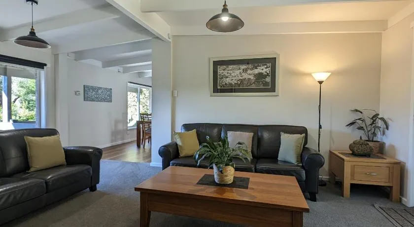 Healesville Schofield Cottage - Image 1