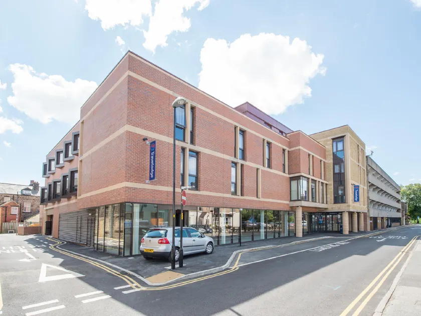 Travelodge Harrogate West Park - Image 1