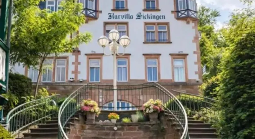 Kurvilla Hotel & Apartment - Image 1