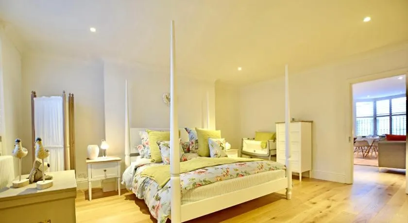  Brighton Beach Apartment  Parking Free On-site & EV Charger - Image 1